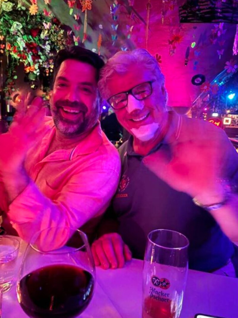 Michael Hartl genießt im Hackerbräu mit seinem Leibarzt Dr. Georg-Eike Böhme das Deutschland-Spiel. (Bild: Marianne Hartl/Facebook)