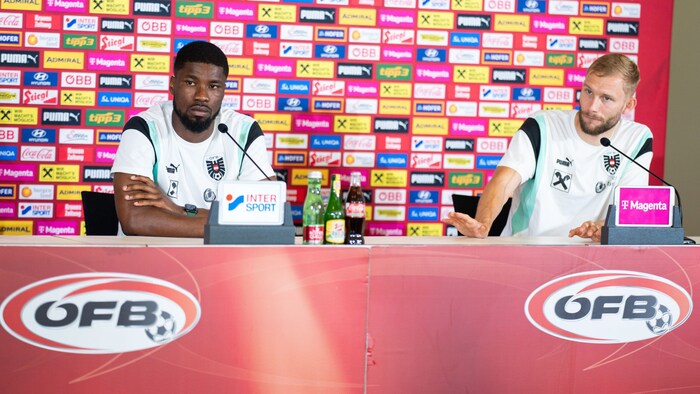 Danso (li.) und Konrad Laimer auf der Pressekonferenz.