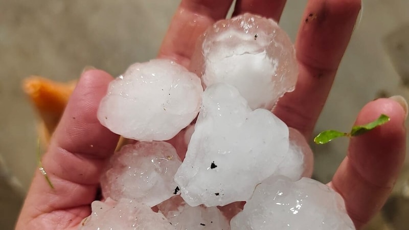 A user on Facebook captured the huge hailstones in a photo - in other places they were even bigger. (Bild: Jochen Hanauer)