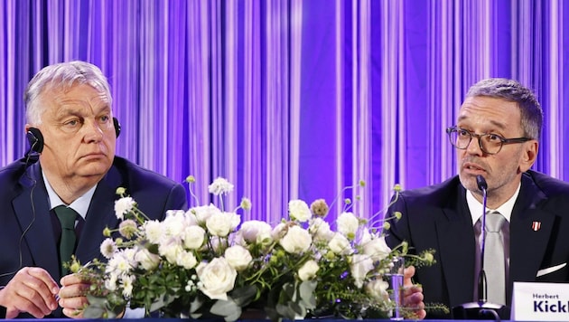 Herbert Kickl FPÖ-vezető Orbán Viktor magyar miniszterelnökkel (balra) és Andrej Babiš volt cseh miniszterelnökkel akar uniós parlamenti frakciót alakítani. (Bild: APA/TOBIAS STEINMAURER)
