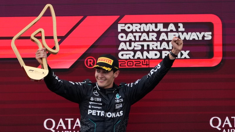 In the end, George Russell laughed from the top step of the podium. (Bild: AP/ASSOCIATED PRESS)