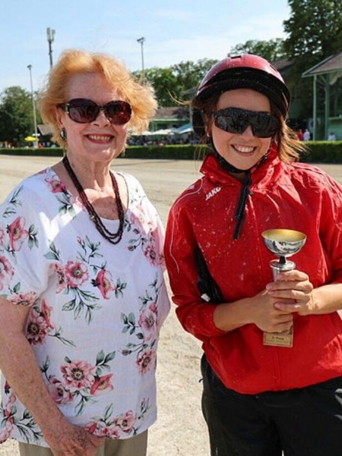 Bir sahne profesyoneli ve gelecek vaat eden genç sahne yeteneği: Gabriele Jacoby ile Tini ...