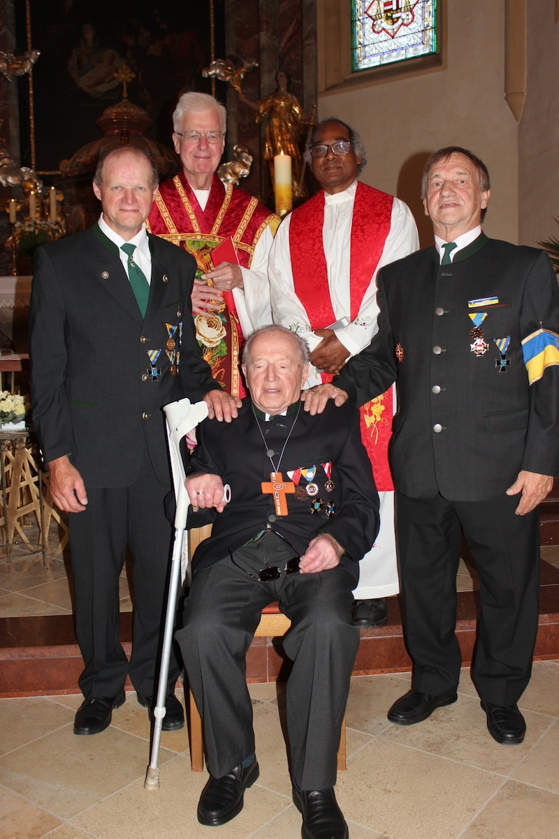 Dompropst Ernst Prucher (hinten links), Pfarrer Cornelius Tirkey, Obmann Josef Fuchs (re.) und Obmann-Stellvertreter Martin Trimmel mit dem frisch gefirmten Robert Strasser. (Bild: Alois Thoma/ÖKB)