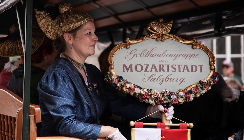 A special Sunday also for the town's Goldhauben women (Bild: Tröster Andreas)