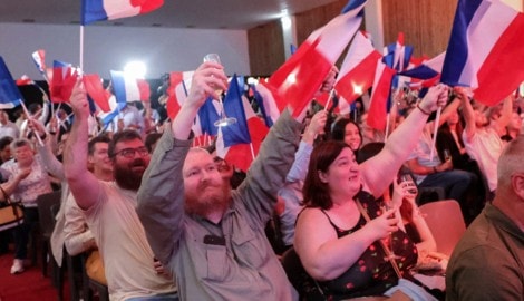 Grund zum Jubeln: Anhänger der rechtspopulistischen Partei RN von Marine Le Pen schwenken nach Vorliegen der ersten Hochrechnungen französische Flaggen.   (Bild: AFP)