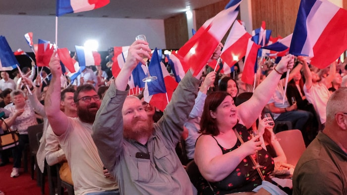 Grund zum Jubeln: Anhänger der rechtspopulistischen Partei RN von Marine Le Pen schwenken nach ...