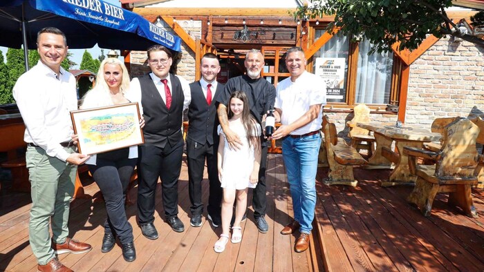 Hergovich (li.) und Rotpuller (re.) gratulierten der Wirtsfamilie. Wegen der EM gab es für Marko ...