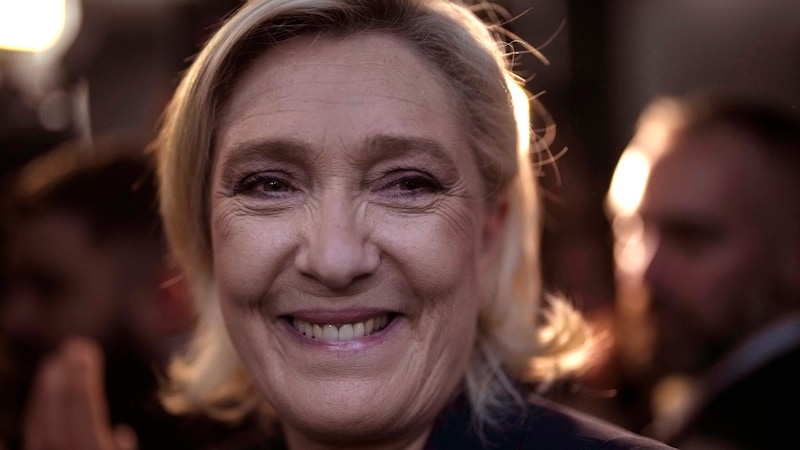 Welche EU-Fraktion darf es denn sein? Marine Le Pen (RN) hat sich noch nicht entschieden. (Bild: AP/The Associated Press)