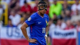Kylian Mbappe kann sich nicht mit seiner Maske anfreunden. 