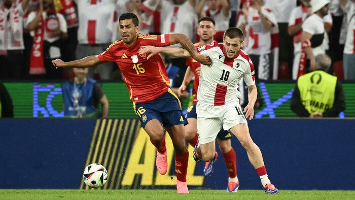 Spain's Rodri (l.) in a duel with Georgia's Giorgi Chakvetadze