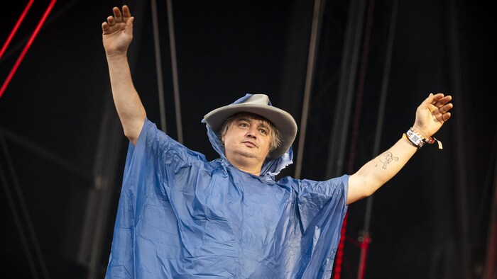 When the Libertines came on, it was still raining late. Peter Doherty solved the dilemma with a ...