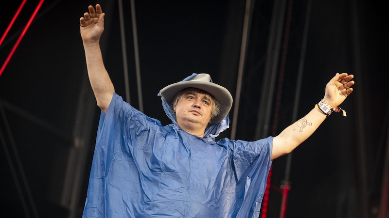 When the Libertines came on, it was still raining late. Peter Doherty solved the dilemma with a simple "potato sack" poncho. (Bild: Andreas Graf)
