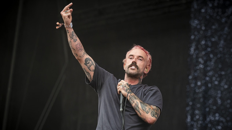 Always a bank live: nobody can fool the British post-punk collective Idles on stage. (Bild: Andreas Graf)