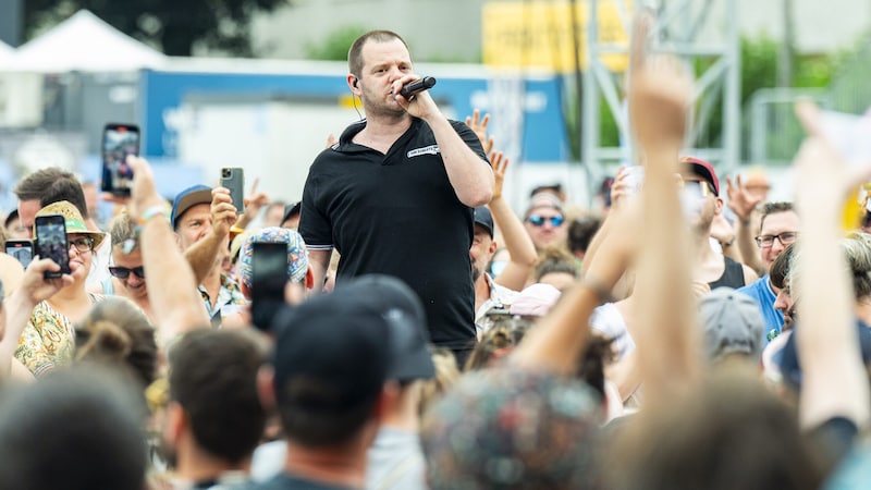 Mike Skinner aka The Streets delivered the most rousing performance of the final day with his chanting and approachability. (Bild: Andreas Graf)