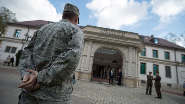 Egy amerikai katona az amerikai hadsereg stuttgarti székhelyű Központi Parancsnokságának (EUCOM) épülete előtt. (Bild: APA Pool/AFP)