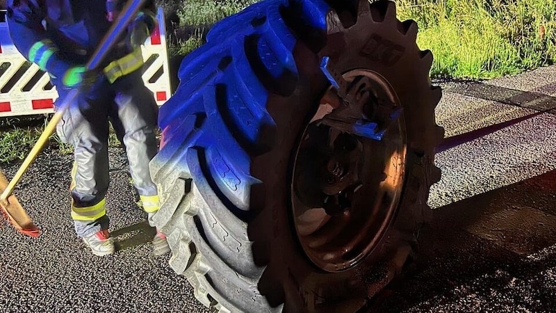 A wheel even broke off the tractor. (Bild: BF Klagenfurt)