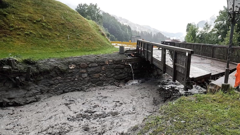 This bridge in Auffach had been "lifted" by the floods. (Bild: ZOOM Tirol)