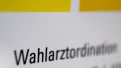 Ärzte sind ab sofort gesetzlich verpflichtet, die Einreichung der Rechnung zur Kostenerstattung online für die Patienten zu übernehmen, sofern diese das wünschen. (Bild: APA/ROLAND SCHLAGER)