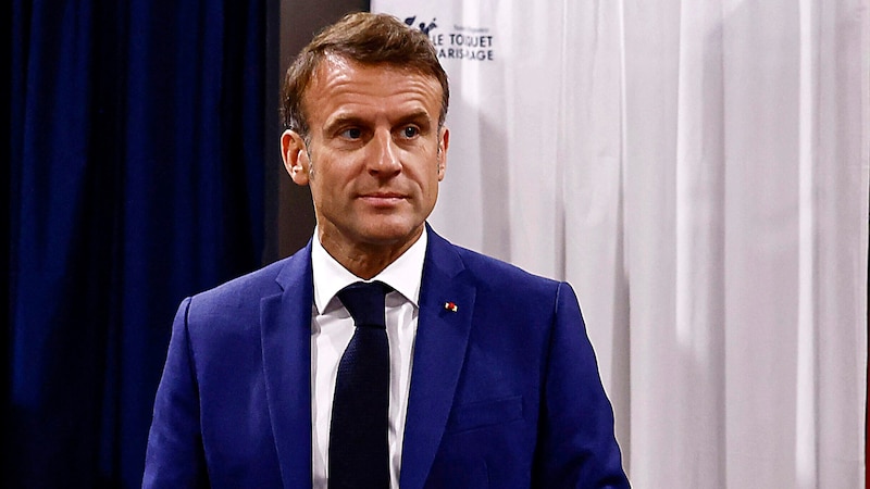 Will Emmanuel Macron soon be confronted with a prime minister from the ranks of the right-wing Rassemblement National? Is France at risk of paralysis? The decision will be made next Sunday. (Bild: APA/AP)