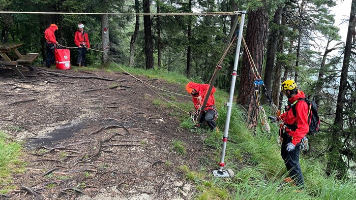Die Bergretter holten die sechs Kletterer aus der Felswand.