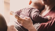 Der Griff zum Smartphone bleibt nicht ohne Folgen – sowohl für die Eltern als auch ihren ...