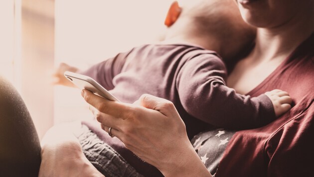 Der Griff zum Smartphone bleibt nicht ohne Folgen – sowohl für die Eltern als auch ihren ...