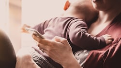 Der Griff zum Smartphone bleibt nicht ohne Folgen – sowohl für die Eltern als auch ihren ...
