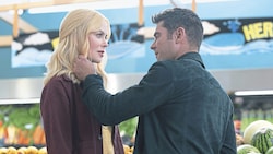 Nicole Kidman spielt die Bestsellerautorin Brooke, die nach einem tragischen Verlust nur langsam Vertrauen zum Lebemann Chris fasst. Zac Efron spielt den attraktiven Frauenhelden. (Bild: © 2024 Netflix, Inc.)