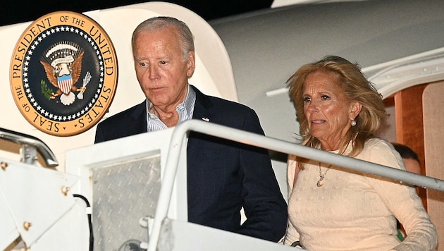 Eşi Jill ve ailesi Joe Biden'ı mücadeleye devam etmesi için cesaretlendiriyor. (Bild: APA/AFP/Mandel NGAN)