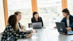 Das Studium an der FH Kufstein Tirol ist auch ohne Matura möglich und kann gleichzeitig berufsbegleitend absolviert werden. (Bild: FH Kufstein Tirol)