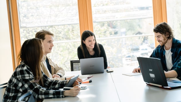 Das Studium an der FH Kufstein Tirol ist auch ohne Matura möglich und kann gleichzeitig berufsbegleitend absolviert werden. (Bild: FH Kufstein Tirol)