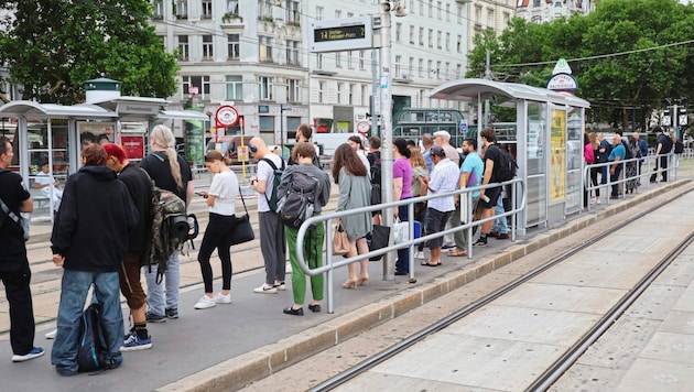 The crowds thronged the streetcar stop at Schwedenplatz on Monday morning. (Bild: Zwefo)