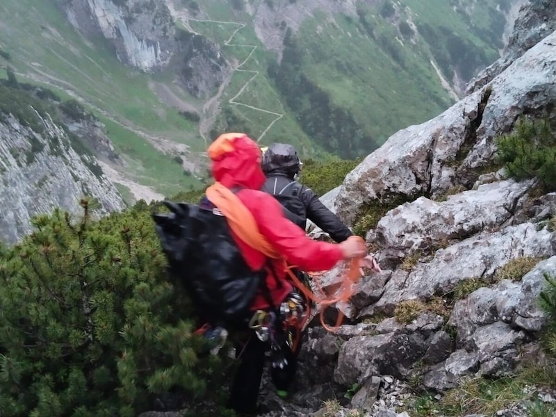 The mountain rescuers descended from the scene on Monday morning. (Bild: Bergrettung St. Johann)