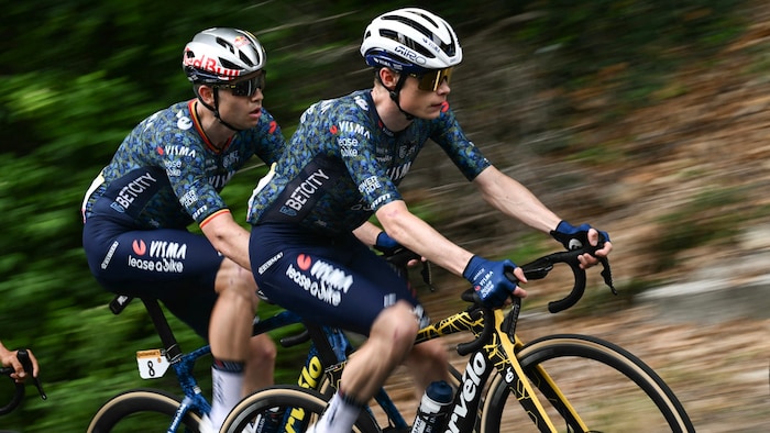 Jonas Vingegaard (r.) with helper Wout van Aert