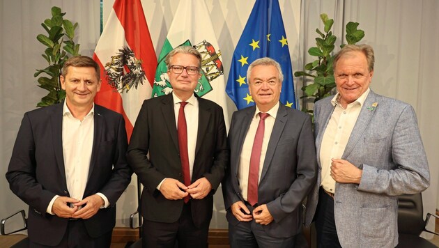 Head of the Association of Towns Kurt Wallner, Provincial Governor Christopher Drexler, Deputy Provincial Governor Anton Lang, President of the Association of Municipalities Erwin Dirnberger (Bild: Jauschowetz Christian/Christian Jauschowetz)