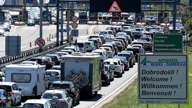 Traffic jam in front of a toll station near Zagreb (Bild: APA/AFP/DENIS LOVROVIC)