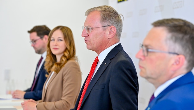 Upper Austria's Governor Thomas Stelzer (center) sends State Secretary Claudia Plakolm and Club Chairman August Wöginger into the election as the leading duo. (Bild: Dostal Harald/Harald Dostal)