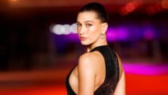 Hailey Bieber ist längst nicht mehr nur ein erfolgreiches Model, sie hat auch eine eigene Kosmetiklinie. Doch ausgerechnet die sorgt jetzt für Kritik. (Bild: AFP/GETTY IMAGES/Emma McIntyre)