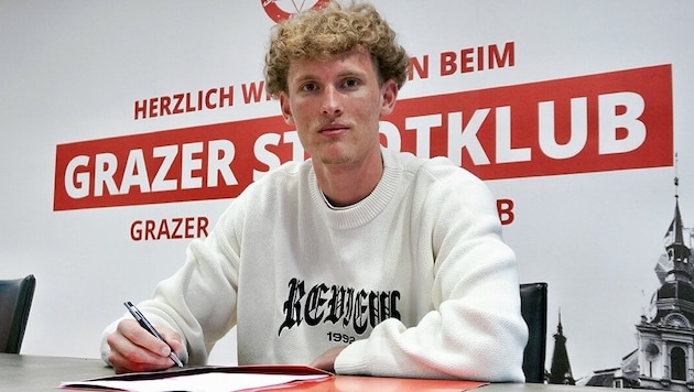 Juri Kirchmayr signs with the GAK. (Bild: GAK)
