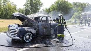 Sonntagnachmittag fing ein Oldtimer auf der Stockerauer Schnellstraße Feuer (Bild: Feuerwehr Krems an der Donau)