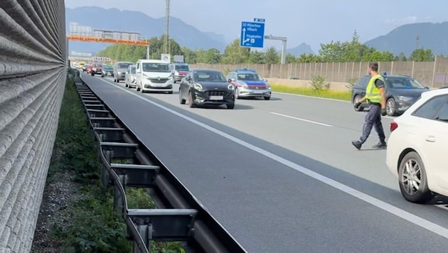 Die Polizisten aus Wals-Siezenheim sperrten eigens die Westautobahn. (Bild: LPD Salzburg)