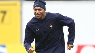 Kylian Mbappe beim Abschlusstraining (offensichtlich bei sehr kühlen Bedingungen) zum ...