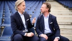 Die beiden ServusTV-Experten Jan Age Fjörtoft (links) und Steffen Freund (Bild: ServusTV/Philipp Carl Riedl)