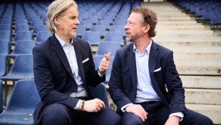 Die beiden ServusTV-Experten Jan Age Fjörtoft (links) und Steffen Freund