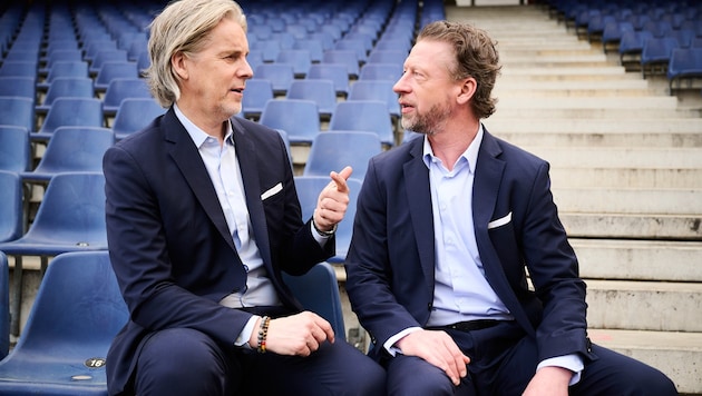 The two ServusTV experts Jan Age Fjörtoft (left) and Steffen Freund (Bild: ServusTV/Philipp Carl Riedl)