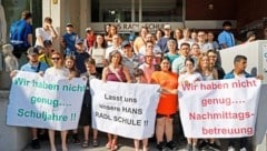 Eltern und Schüler protestierten gegen den „Rauswurf“ und hoffen auf Lösungen. (Bild: Groh Klemens/klemens groh)