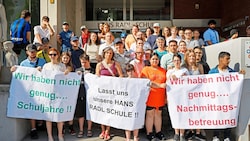 Eltern und Schüler protestierten gegen den „Rauswurf“ und hoffen auf Lösungen. (Bild: Groh Klemens)