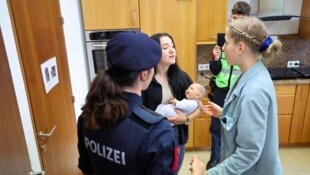 Die Schülerinnen in Absam spielen jede Rolle einmal durch.