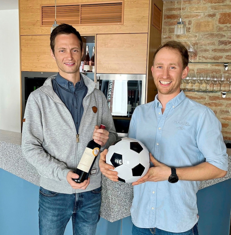 Konrad und Lukas Mariel stellen den offiziellen ÖFB-Wein bei den Heimspielen unserer Nationalelf. Jetzt fiebern sie bei der EURO mit. (Bild: Weingut Mariel)