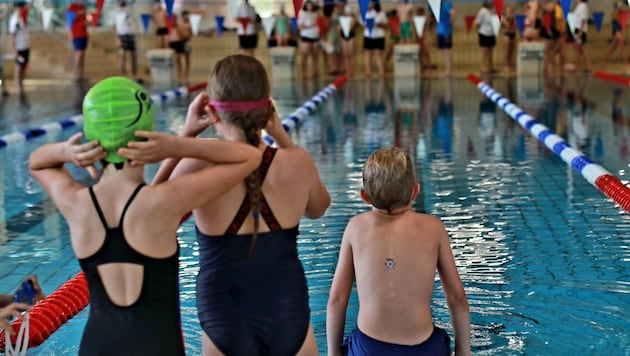 The Red Cross tries to start with the very youngest children in kindergarten and teach them how to swim. (Bild: OÖJRK/Kat Art Fotografie)